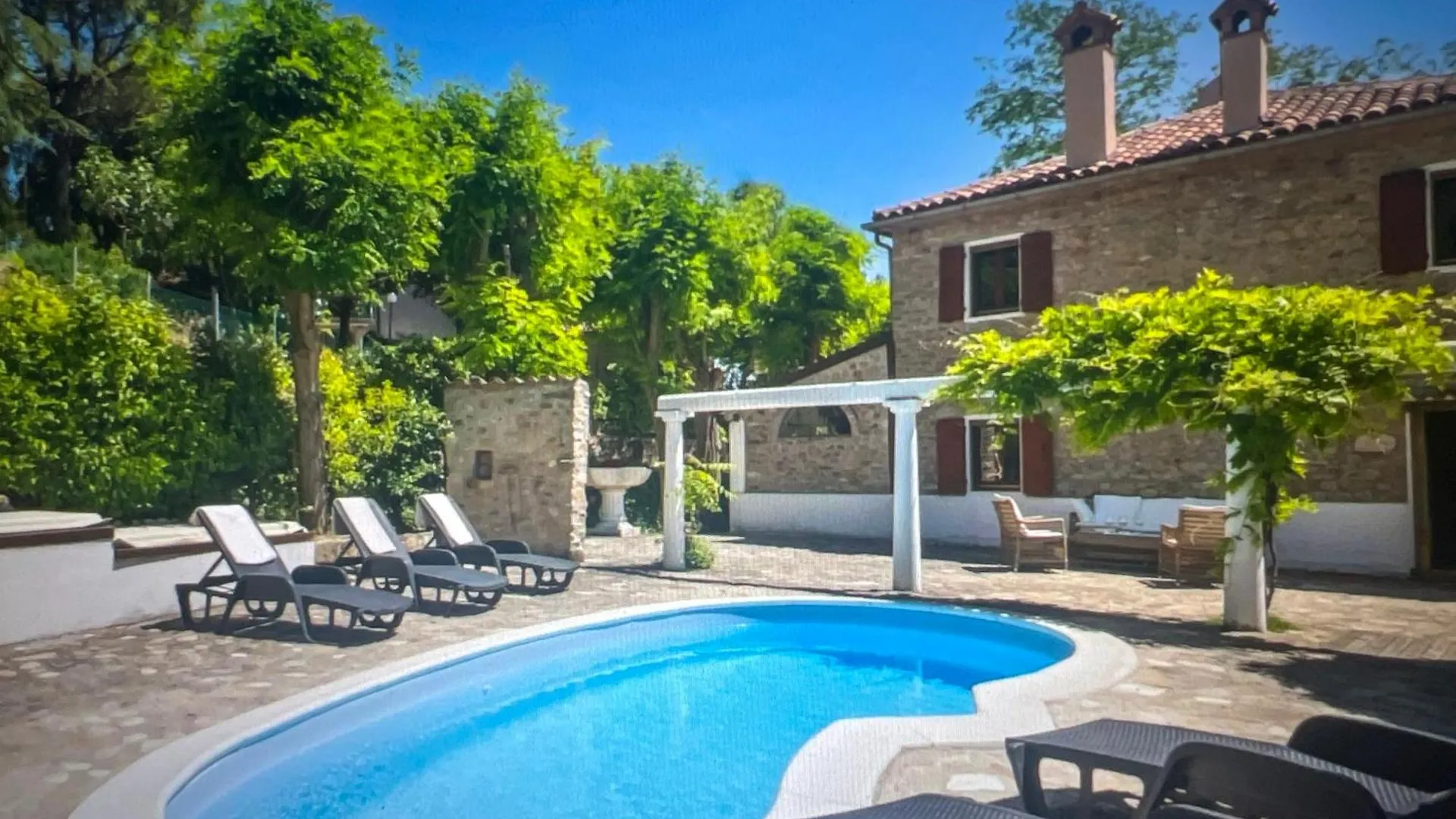 Familly Villa 4 Bedroom Sunrise contacts
